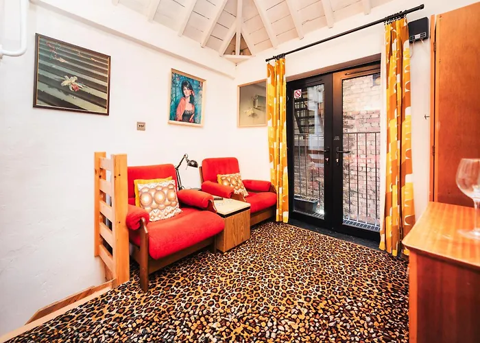 Quirky And Cosy Soho Stables House