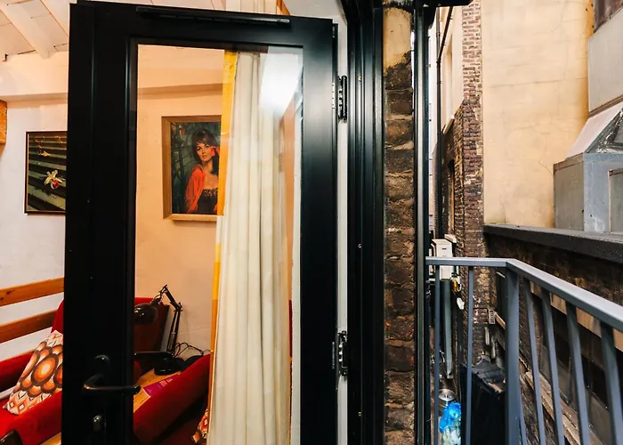 Quirky And Cosy Soho Stables House