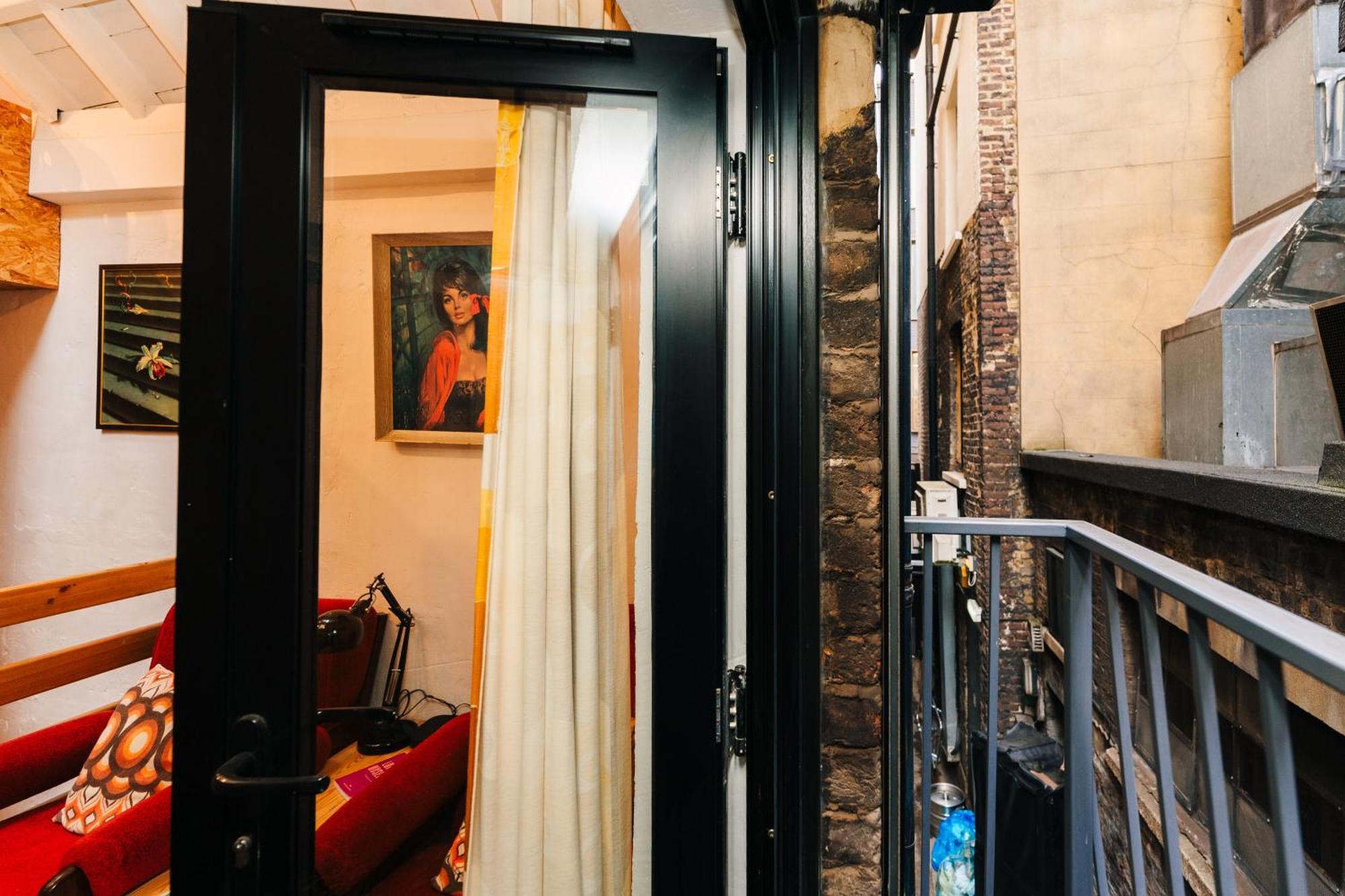 Quirky And Cosy Soho Stables House * Лондон