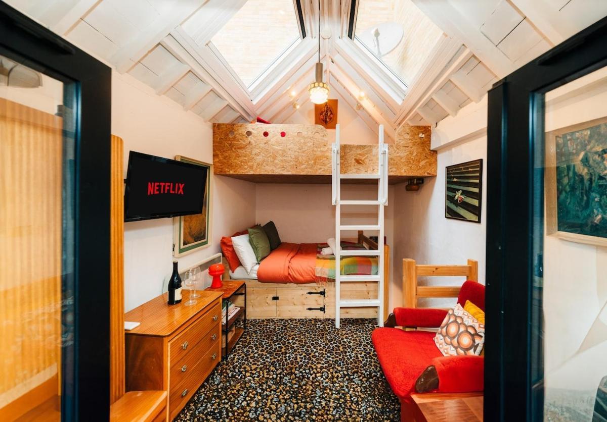Апартаменты Quirky And Cosy Soho Stables House *