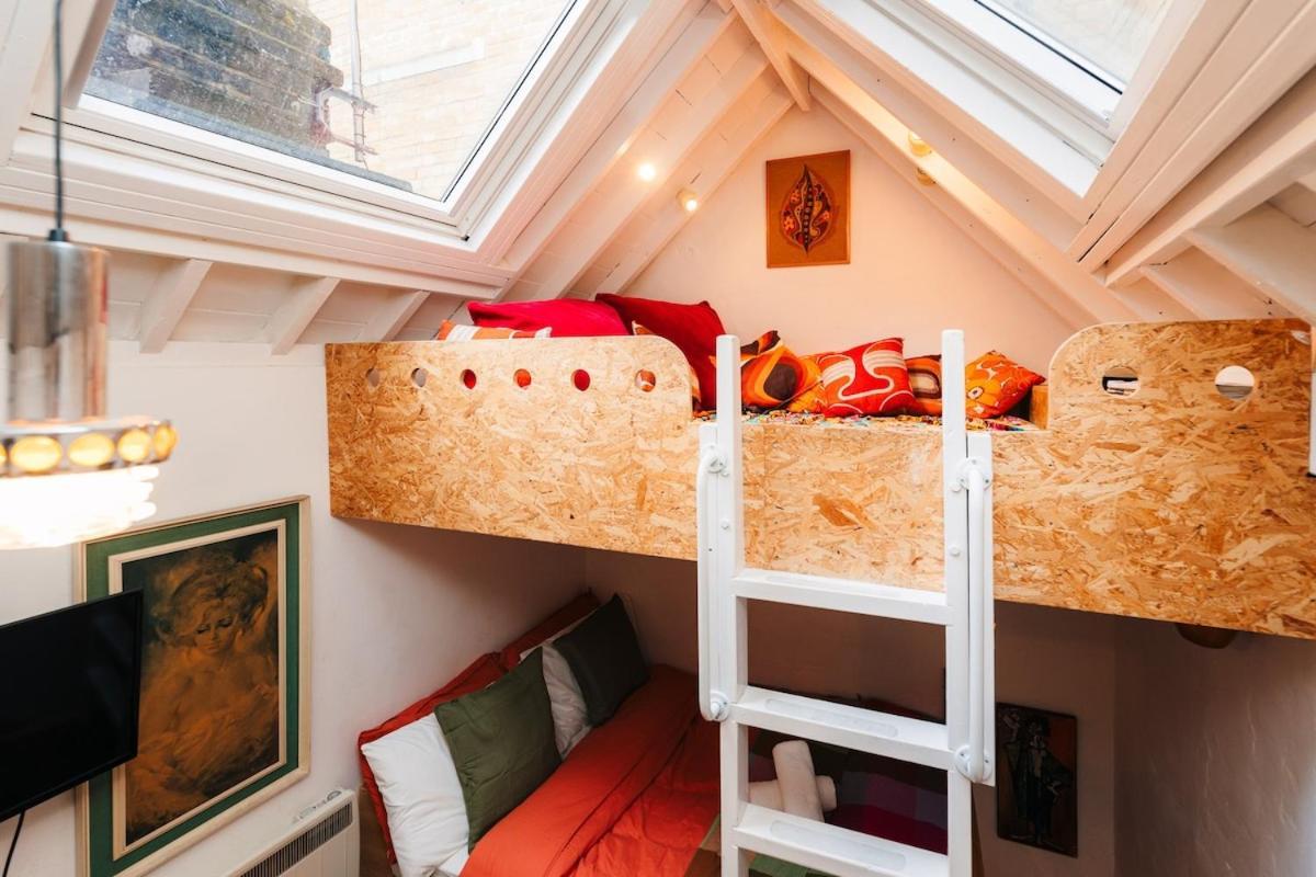 Апартаменты Quirky And Cosy Soho Stables House *